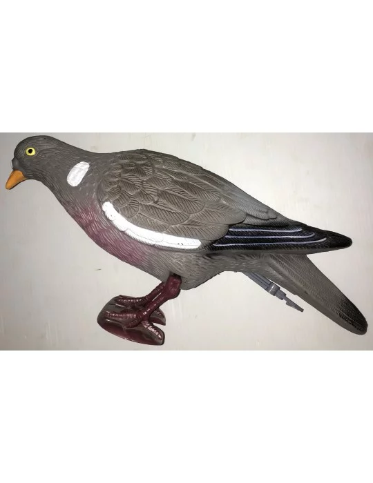 Pigeon plastique sur pattes béquetant